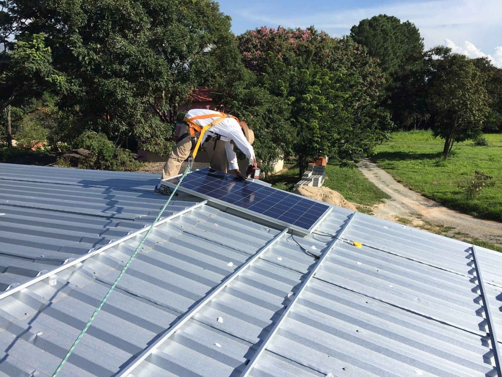 installation panneaux photovoltaiques sur un toit de maison a Puyricard 13540 bouches du rhone
